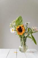 een boeket van verdorde droge bloemen in een vaas op wit foto