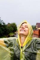 mooie gelukkige blanke vrouw die van de regen geniet