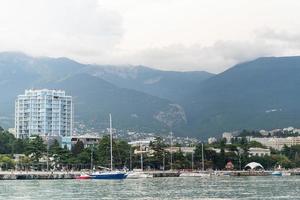 uitzicht op de stad Jalta en de kust van de Zwarte Zee, de krim foto