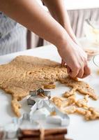 vrouw handen koekjes bakken in de keuken foto