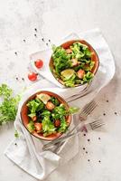 kom groente gemengde salade bovenaanzicht plat leggen foto