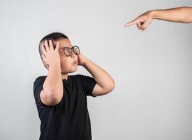 jongen voelt zich verdrietig nadat de ouders hem uitschelden foto