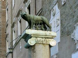 beeldhouwwerk van een moeder wolf voeden romulus en remus, Rome, Italië foto