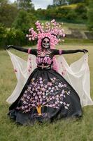 betoverend Catrina een dia de los Muertos fotoshoot in cholula cempasuchil velden, ingelijst door de iconisch cholula kerk, vieren schoonheid en traditie foto