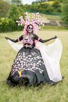 betoverend Catrina een dia de los Muertos fotoshoot in cholula cempasuchil velden, ingelijst door de iconisch cholula kerk, vieren schoonheid en traditie foto