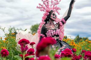 glorieus elegantie in de hart van cholula cempasuchil velden een betoverend dag van de dood fotoshoot, met een verbijsterend vrouw getransformeerd in een katrina, betalen naar de traditie van dood gaan de Muertos foto