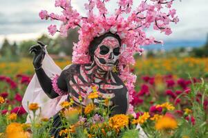 glorieus elegantie in de hart van cholula cempasuchil velden een betoverend dag van de dood fotoshoot, met een verbijsterend vrouw getransformeerd in een katrina, betalen naar de traditie van dood gaan de Muertos foto