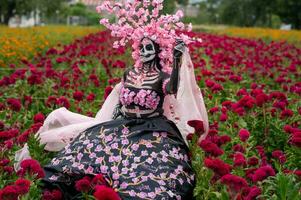 glorieus elegantie in de hart van cholula cempasuchil velden een betoverend dag van de dood fotoshoot, met een verbijsterend vrouw getransformeerd in een katrina, betalen naar de traditie van dood gaan de Muertos foto
