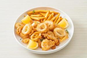 bord calamares en friet foto