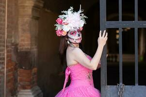 portret van een meisje met suiker schedel bedenken over- zwart achtergrond. calavera catrina. dia de los muertos. dag van de dood. halloween. foto