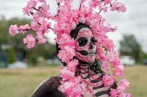 betoverend Catrina een dia de los Muertos fotoshoot in cholula's cempasuchil velden, ingelijst door de iconisch cholula kerk vieren schoonheid traditie en de betoverend roze rook foto