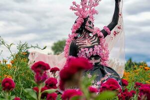 glorieus elegantie in de hart van cholula cempasuchil velden een betoverend dag van de dood fotoshoot, met een verbijsterend vrouw getransformeerd in een katrina, betalen naar de traditie van dood gaan de Muertos foto