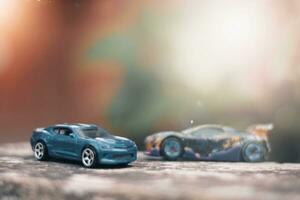 foto van een blauw speelgoed- auto met een wazig achtergrond