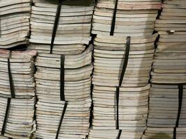 stack van boeken, stapel van boeken achtergrond veel boeken stapels. hardcover boeken Aan houten tafel. terug naar school. oud boek foto