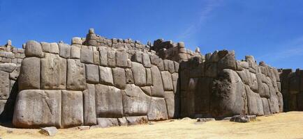 panorama - enorm stenen in inca vesting muren foto