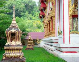 mooi boeddhistisch tempel in een vervagen achtergrond van omgeving bomen en struiken.oud pagode en klooster complex mooi tempel in zuidelijk een deel van Thailand foto