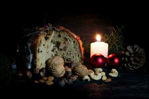 panettone met fruit voor Kerstmis foto