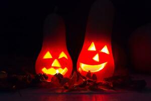 halloween kaarsen en pompoenen in de donker foto
