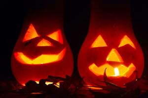 halloween kaarsen en pompoenen in de donker foto