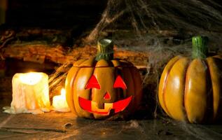 decoratie voor de viering van hallowen met pompoenen, spinnen, kaarsen foto