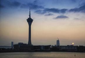 macau toren landmark stedelijke skyline in macao china bij zonsondergang schemering foto