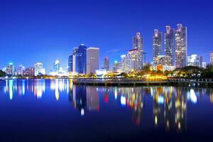 Bangkok, hoog gebouwen en reflecties Bij schemering foto