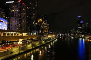 centrale melbourne stad rivierzijde moderne stedelijke skyline 's nachts in australië foto