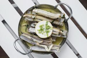 Portugese verse schaal-en schelpdieren gestoomd in knoflookkruiden witte wijnsaus