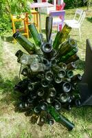 een groot stapel van wijn flessen Aan de gras foto