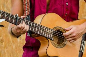 een vrouw is spelen een akoestisch gitaar foto