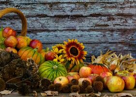 mand vol van fruit en herfst bloemen foto