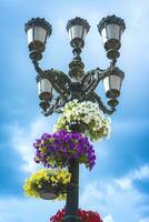 oud straatlantaarn versierd met bloemen Bij Ponte de lima, Portugal. foto