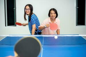 moeder en dochter genieten recreatie blijven Bij huis foto