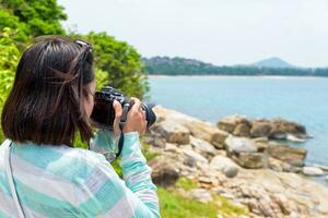 jong vrouw fotografie in de buurt de zee foto