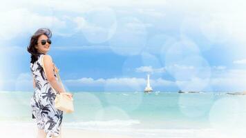 mooi vrouw Aan de strand toevoegen bokeh voor achtergrond foto