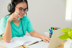 Aziatisch vrouw leerling klasse online internet aan het leren foto