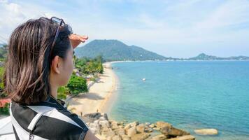 vrouw toerist zijn op zoek Bij de zee foto