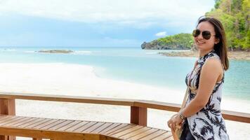 vrouw toerist Aan de strand in Thailand foto