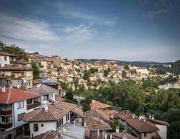 rijtjeshuizen in het oude centrum van veliko tarnovo bulgarije foto