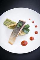gastronomische fusion keuken zalm visfilet met guacamole en kurkuma rijstmeel foto