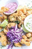 gefrituurde tempura zeevruchten moderne fusion gastronomische gerechten keuken maaltijd tapas snack foto