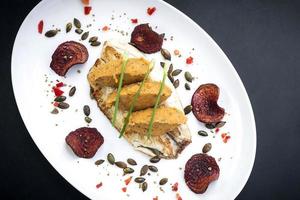 gastronomische fusion keuken visfilet met pittige curry gepureerde pompoenmaaltijd foto