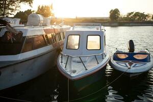 drie boten aangemeerd in een haven Bij zonsondergang. foto