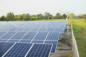 zonne- paneel alternatief ecologisch technologie naar vervangen macht planten zonne- batterijen, panelen, zonne- panelen voor de elektrisch rooster. milieuvriendelijk vriendelijk en duurzame energie industrie. foto