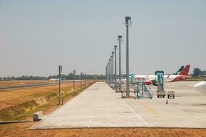 makassar, Indonesië - september 21e 2023, meerdere groot vliegtuig van de Indonesisch vliegmaatschappij en gelost Bij sultan hasanuddin Internationale luchthaven, makassar. foto