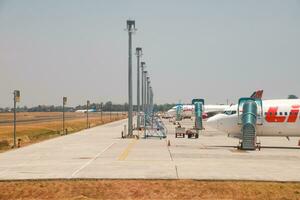 makassar, Indonesië - september 21e 2023, meerdere groot vliegtuig van de Indonesisch vliegmaatschappij en gelost Bij sultan hasanuddin Internationale luchthaven, makassar. foto