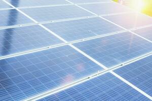 zonne- panelen in een rij, zonne- panelen rooster, dichtbij omhoog. fotovoltaïsche systeem foto