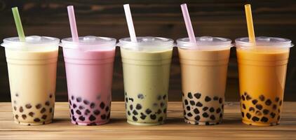 plastic cups van verschillend smakelijk bubbel thee Aan houten achtergrond. generatief ai foto