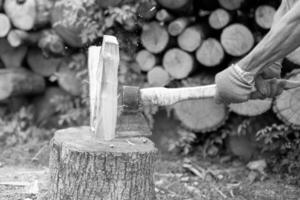 fotografie op thema grote stalen bijl met houten handvat foto