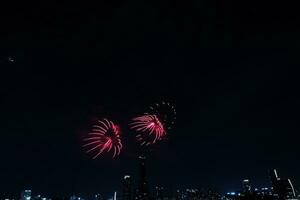 kleurrijk vuurwerk in de lucht Aan nieuw jaar vooravond, rituelen naar Welkom nieuw jaar in elke hoek van de wereld, vuurwerk vieren nieuw jaar vooravond Welkom de nieuw jaar. foto